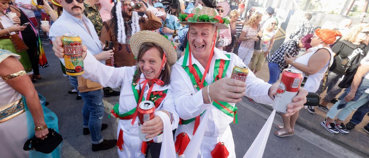 Una pareja de británicos, cerveza en mano, durante la Fancy Dress Party celebrada a mediados de mes en Benidorm