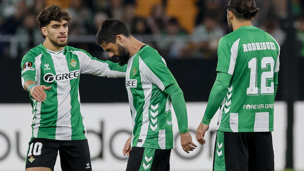 Isco se marcha del terreno de juego tras lesionarse mientras lo consuelan Abde y Ricardo.