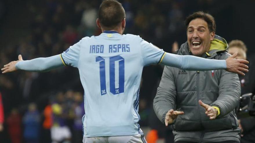 Berizzo, celebrando con Aspas un gol en la Europa League. // FDV