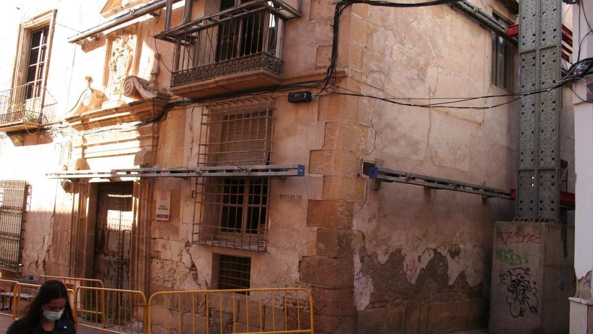 La Casa de Guevara, sostenida por andamios, a la espera de restauración.