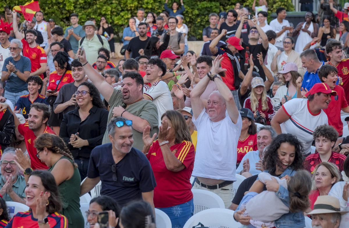 Ambiente del España-Bélgica de cuartos de final del Mundial 2026 en Plaza Don Benito Ambiente del España-Bélgica de cuartos de final del Mundial 2026 en Plaza Don Benito