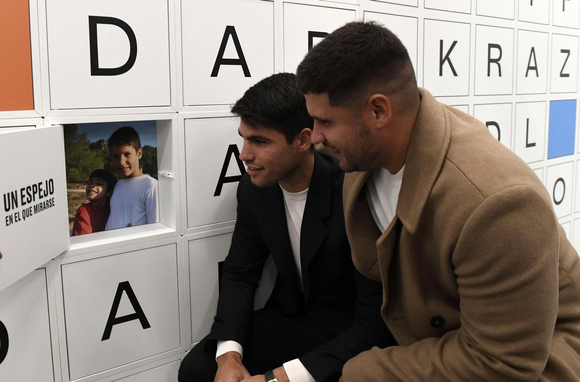 Así ha sido la inauguración de la exposición de Carlos Alcaraz en la Cárcel Vieja de Murcia