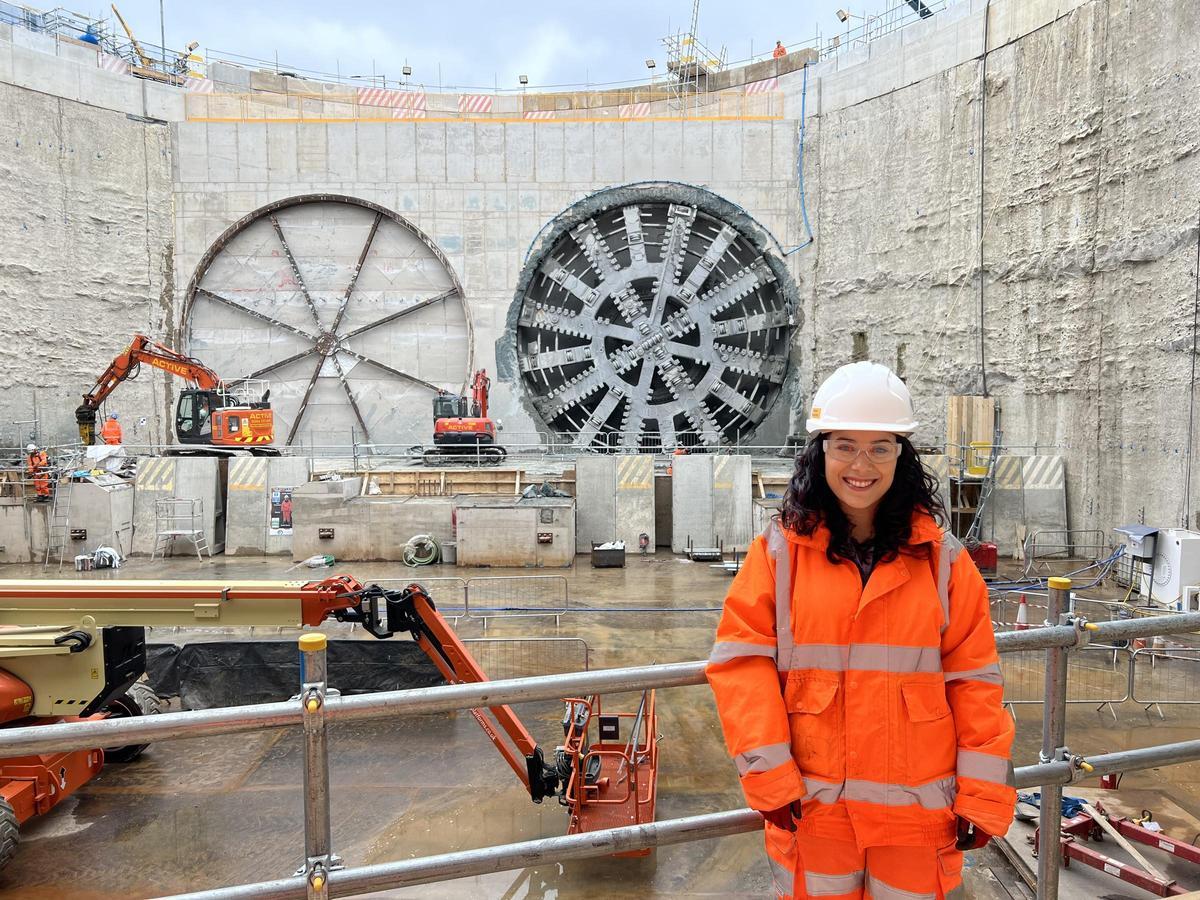 Ana Méndez Civieta, durante la construcción del túnel.