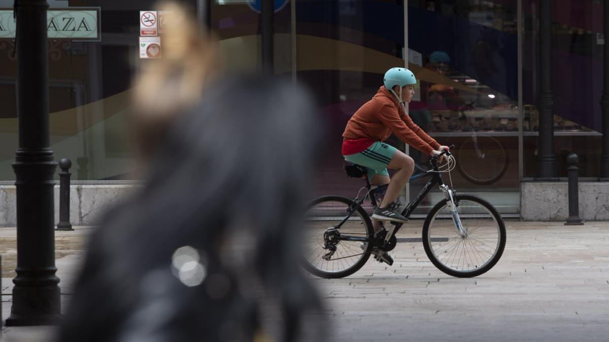 Un ciclista rodando por una calle de Avilés.