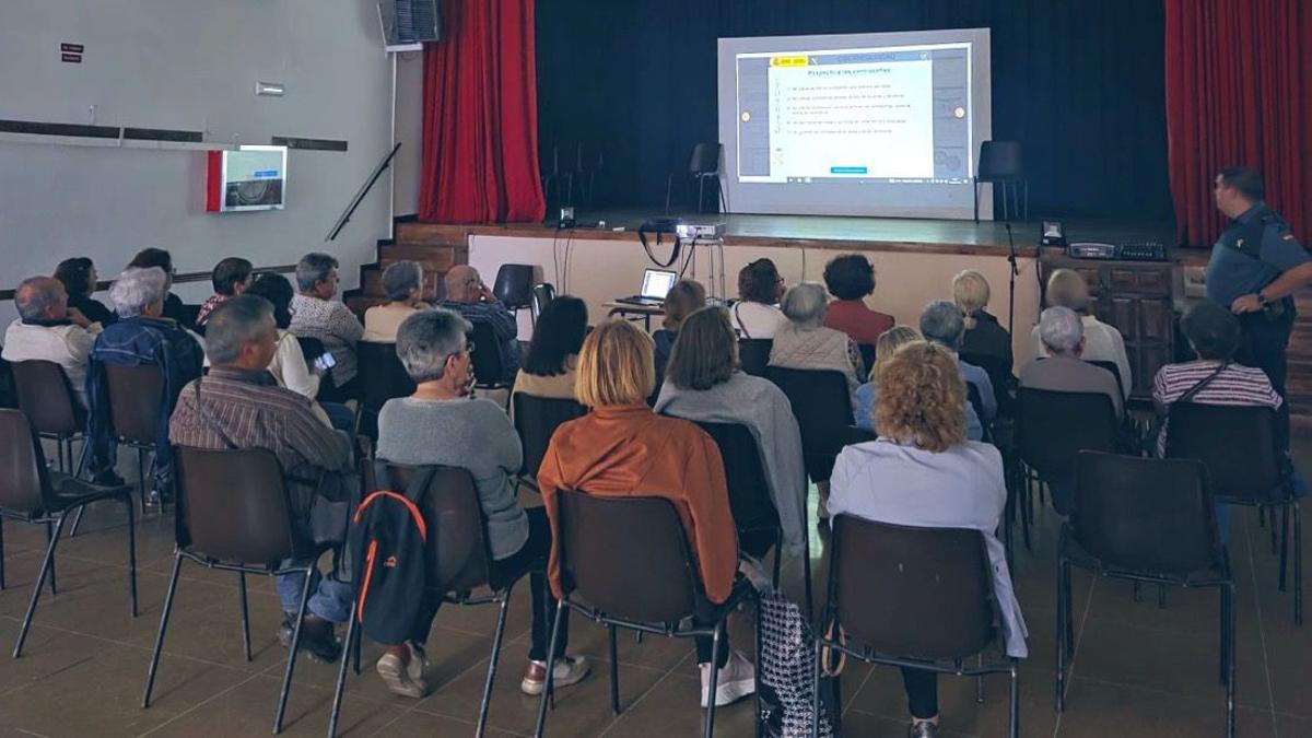 Programa provincial de ciberseguridad en Cañamero.