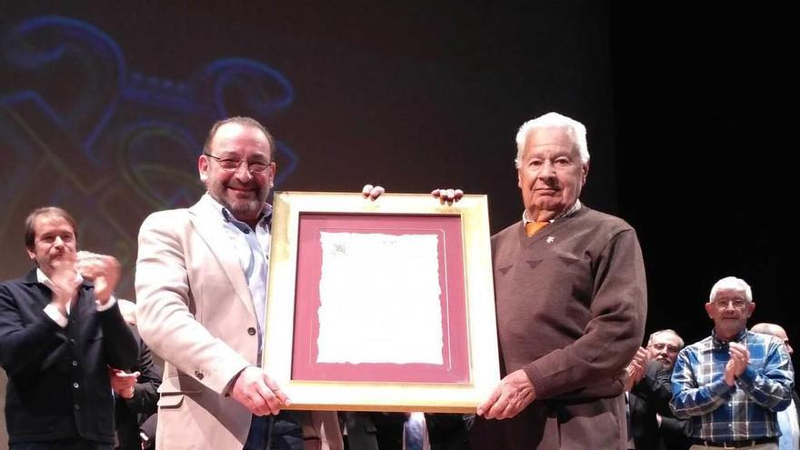 Montes entrega una placa conmemorativa a García, a la derecha.