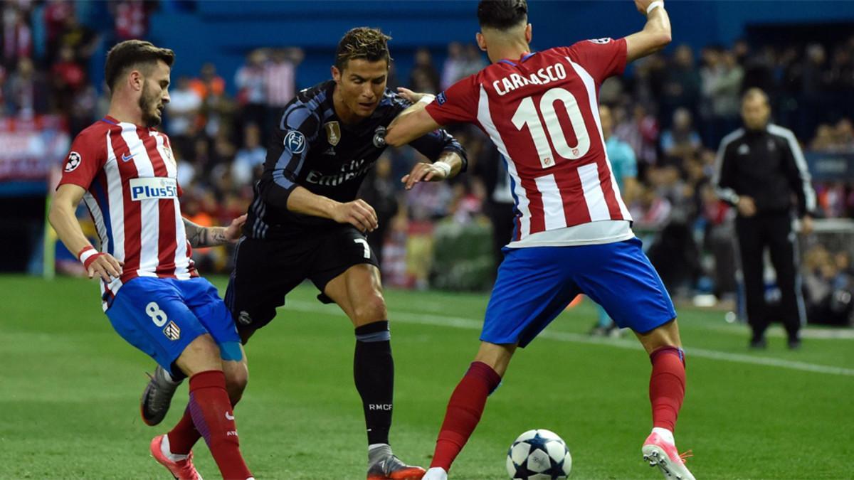 Cristiano Ronaldo, entre Saúl Ñíguez y Yannick Ferreira en el último derbi disputado en el Vicente Calderón