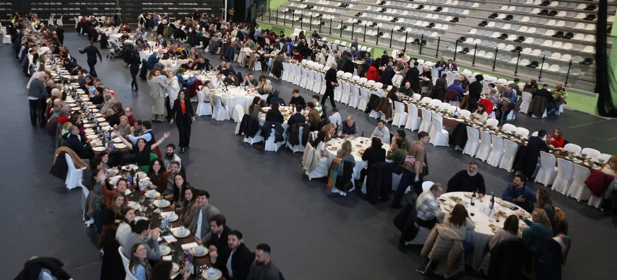 Gente comiendo cocido en el Lalín Arena. | BERNABÉ