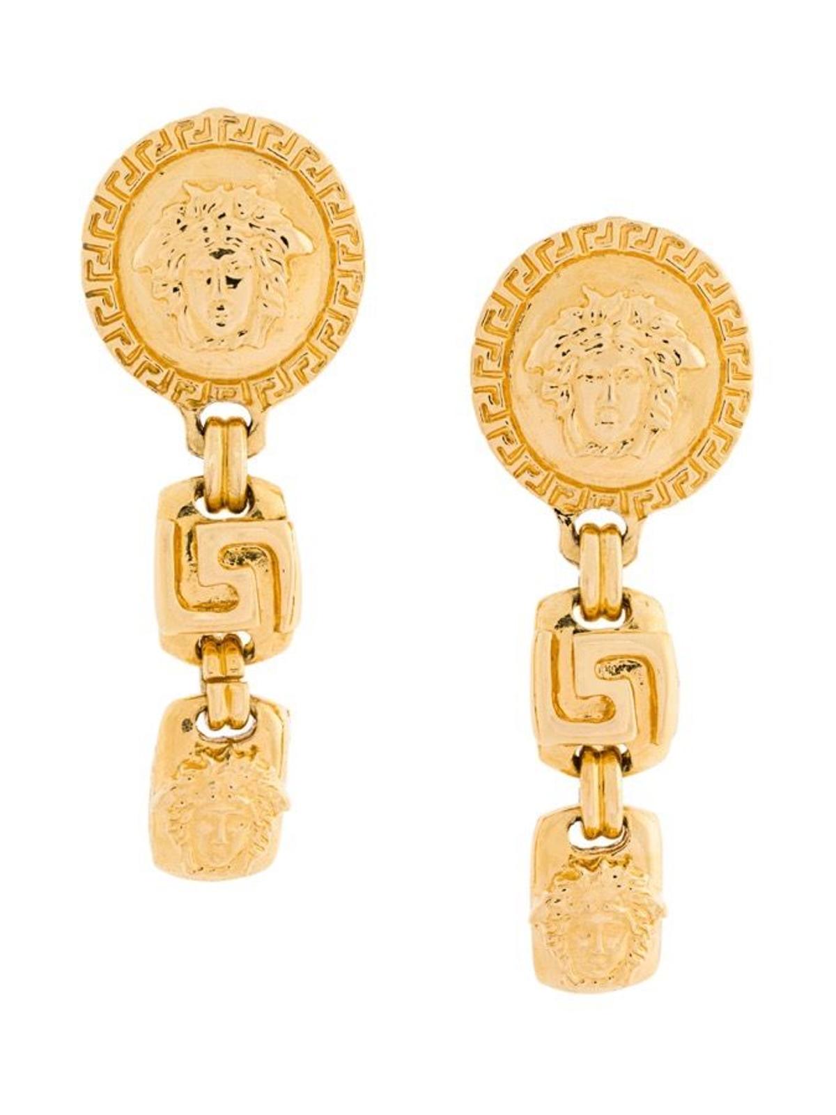 William Vintage Gianni Versace para Farfetch, pendientes dorados con logo