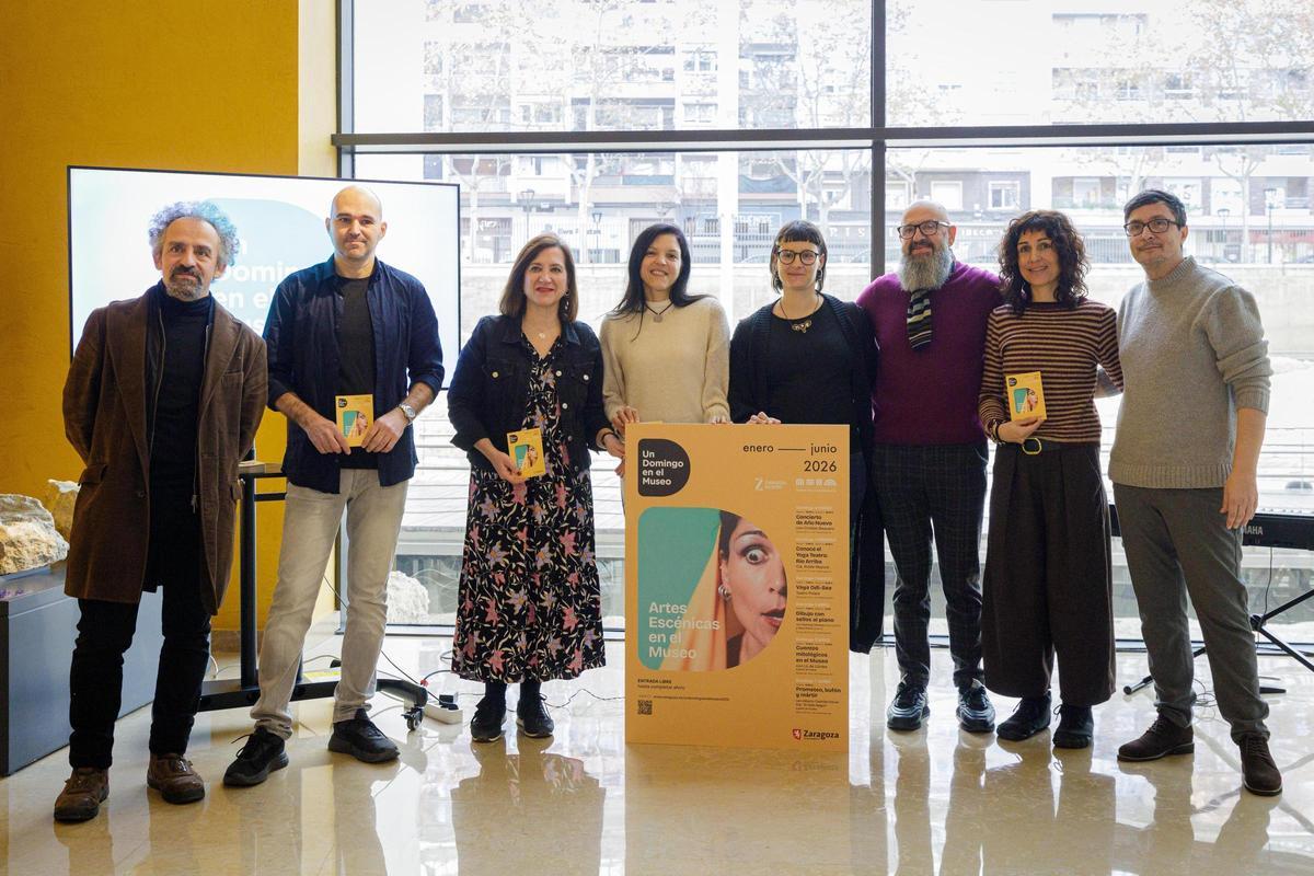 La consejera Sara Fernández y el técnico de museos Vicente Simón, junto a los artistas que participan del ciclo