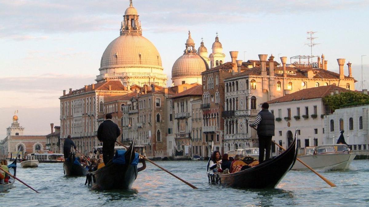 Varios gondoleros en los canales de Venecia, Italia.
