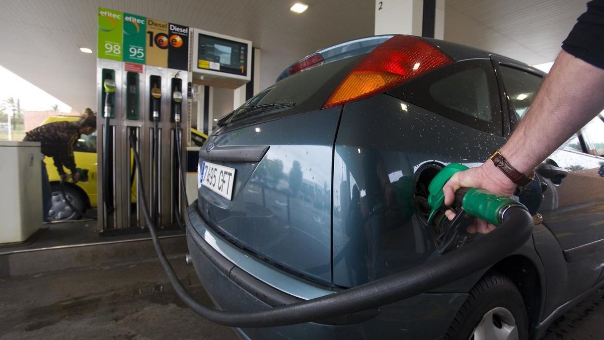 Un cliente reposta en una gasolinera.