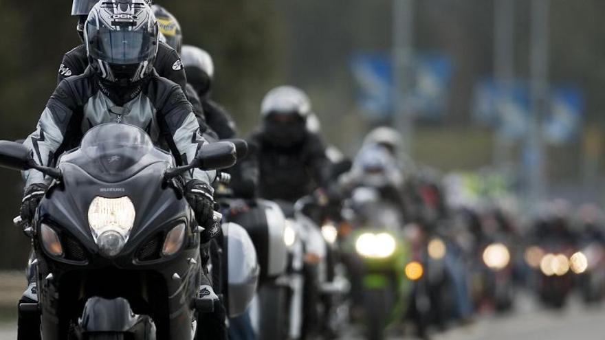 Cola de motociclistas para entrar en el Circuito de Jerez.