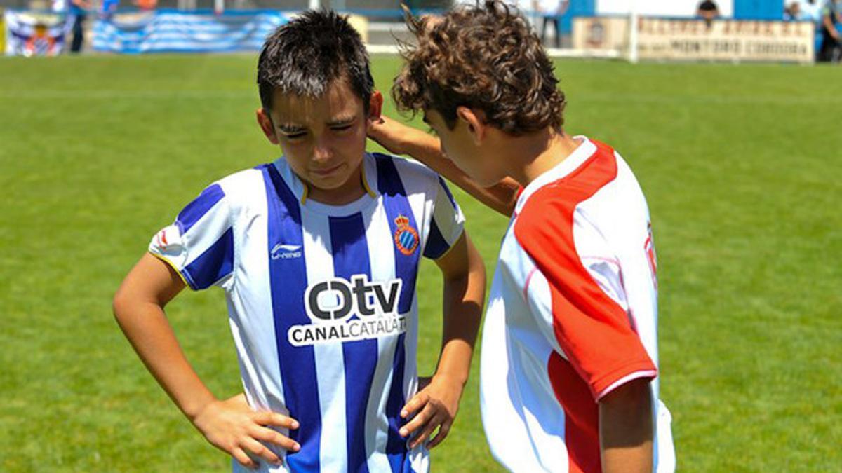 Un alevín del Sevilla consuela a otro del Espanyol tras el partido de la Iraurgi Cup.