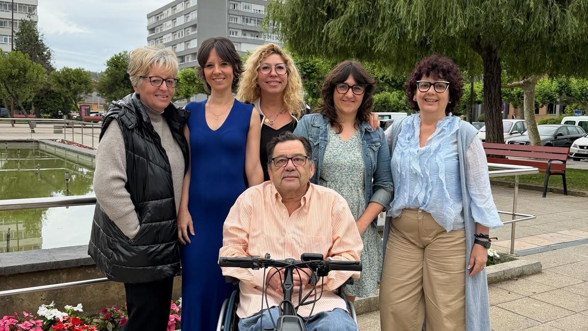 Yolanda Cardoso, Laura Martínez, Verónica García, Rocío Menéndez, Margarita López y José Luis Menéndez (en el centro).