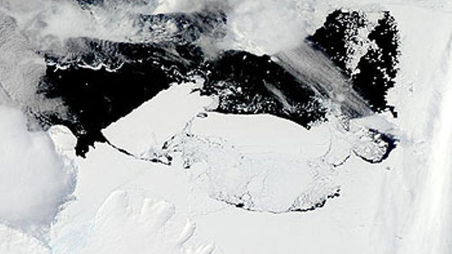 La NASA difunde una imagen del choque de un iceberg con un glaciar