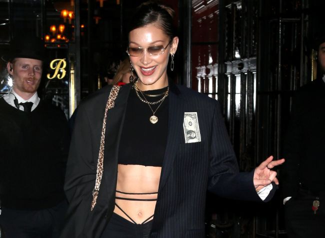 Bella Hadid con un crop top y leggings en Nueva York.