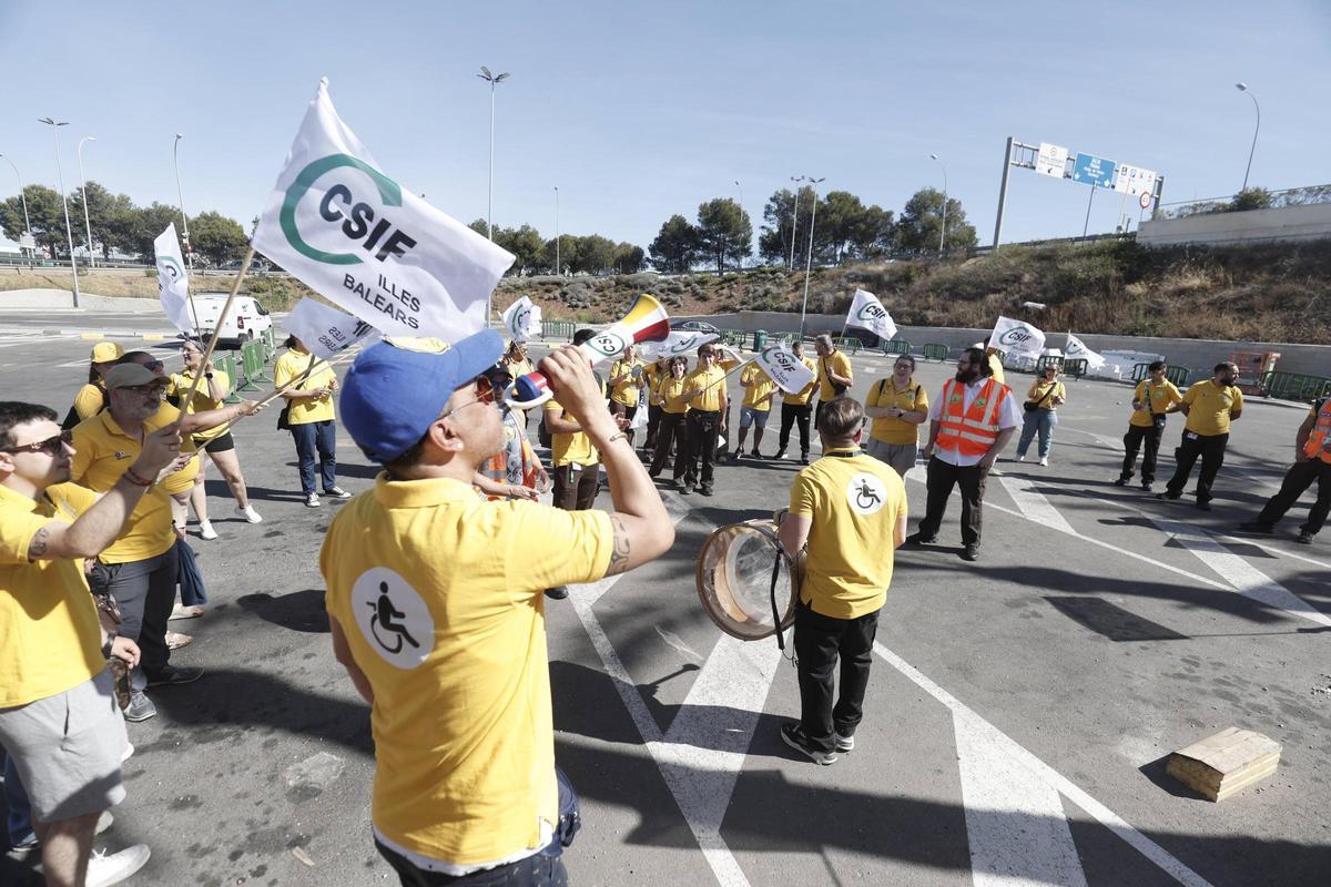 Los trabajadores han acudido a la protesta con pancartas, tambores y un megáfono, llamando la atención de muchos extranjeros que estaban de paso por el aeropuerto de Palma.
