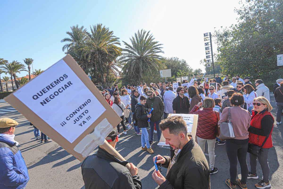 Manifestación del personal laboral fijo del hospital de Torrevieja