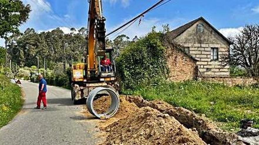 Mos apura la obra de saneamiento de la carretera Alto de Barreiro-Santiaguiño