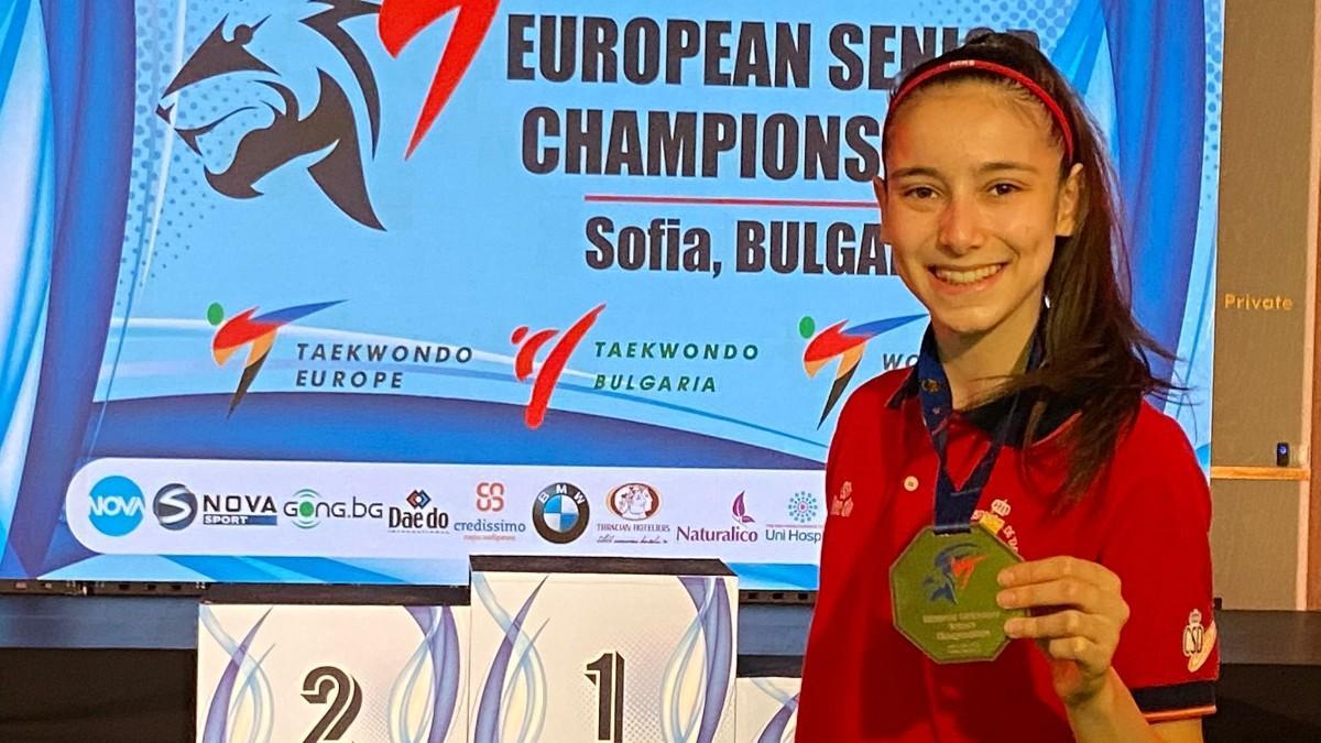 Adriana Cerezo, con su medalla de campeona