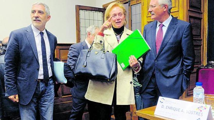 Llamazares, Mercedes Fernández y Trevín, antes del debate, junto al letrero del ausente Enrique Sostres.