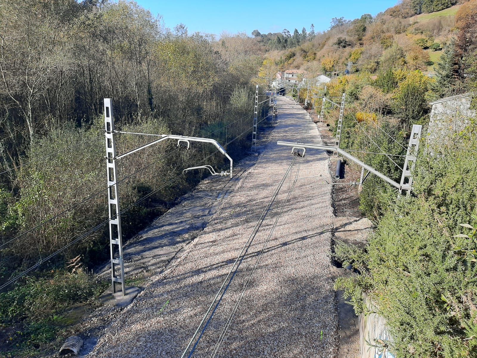 Así luce el tramo ferroviario entre Carbayín y El Berrón: sin vías ni traviesas