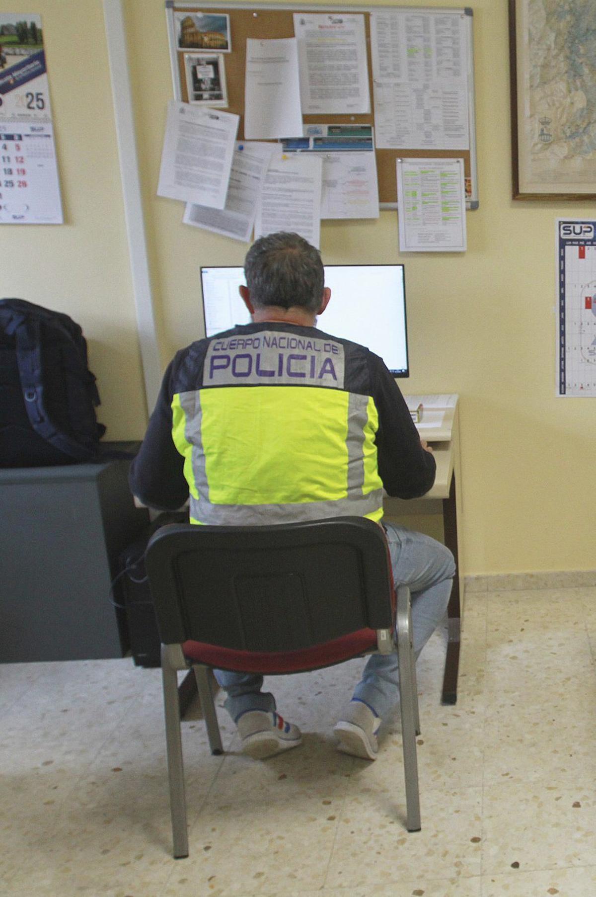 Un policía nacional examina un ordenador en la comisaría provincial de Ourense. | IÑAKI OSORIO