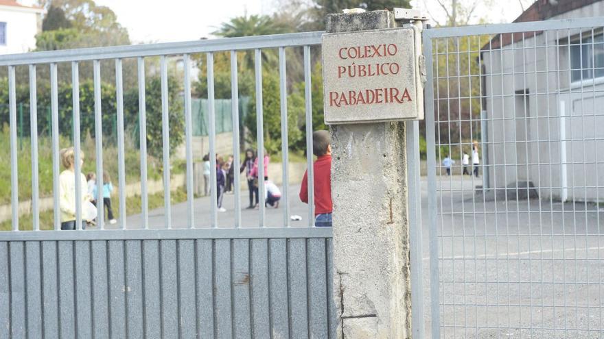 Colegio de A Rabadeira, uno de los incluidos en el contrato de limpieza. | // 13FOTOS