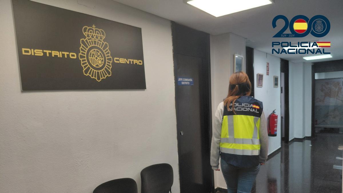 Una agente del Grupo de Policía Judicial de la Comisaría Centro de la Policía Nacional.