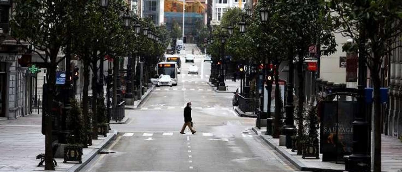 La calle Uría de Oviedo, ayer prácticamente desierta.