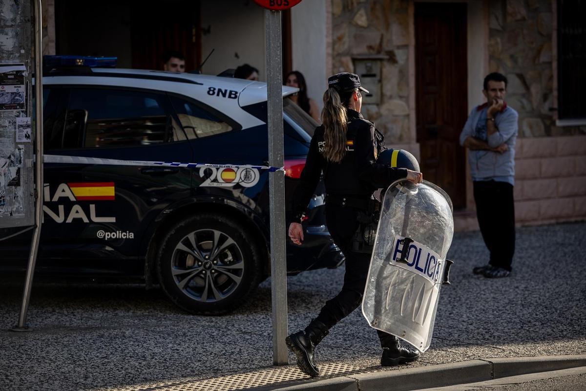 En imágenes | Un hombre se atrinchera en una vivienda de un barrio de ...