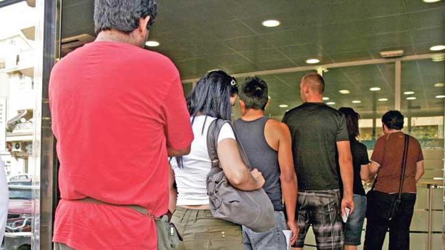 Personas esperando ser atendidas en una de las oficinas del SOIB de Palma.