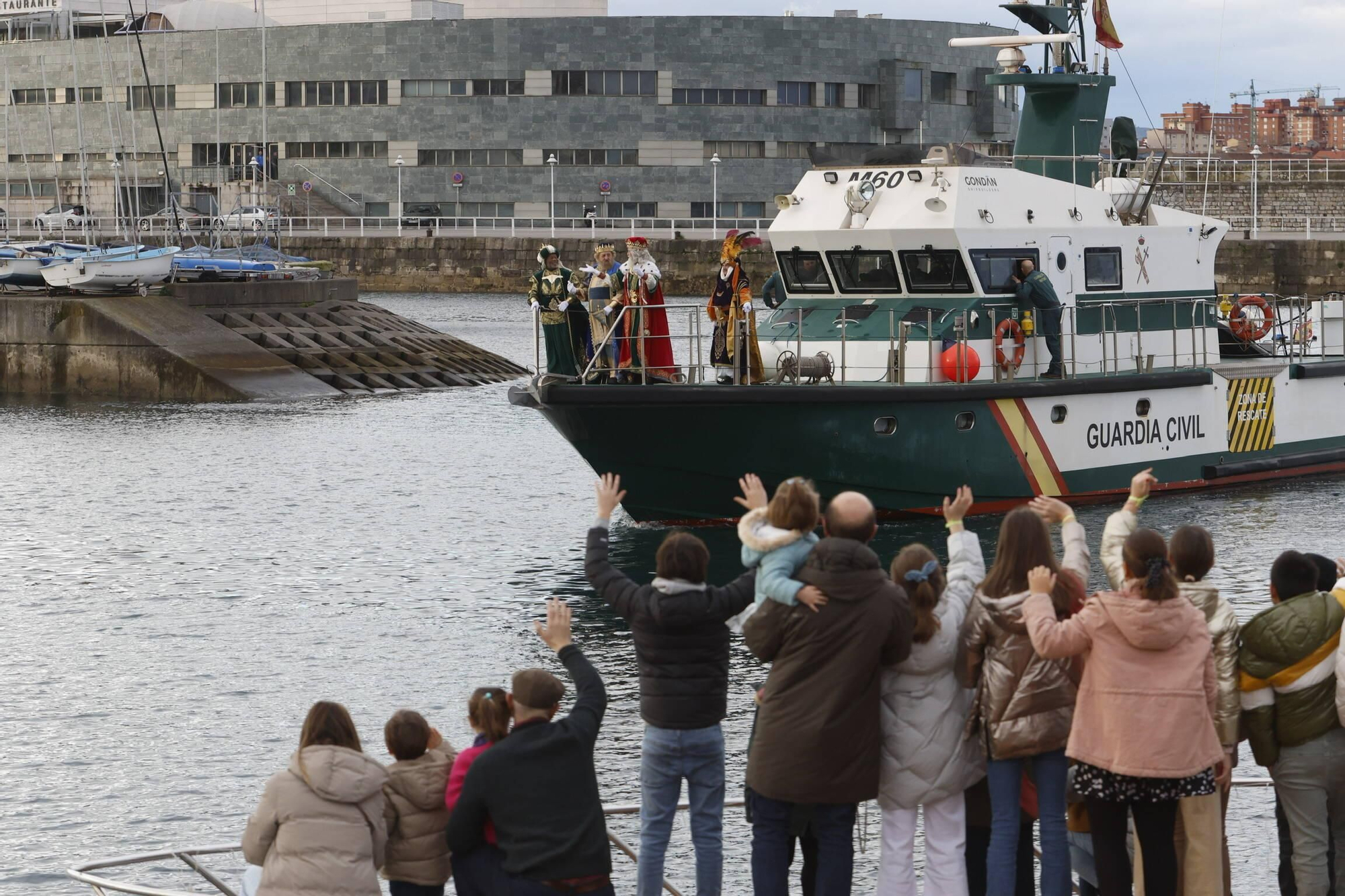 En imágenes: Los Reyes Magos desembarcan en Gijón