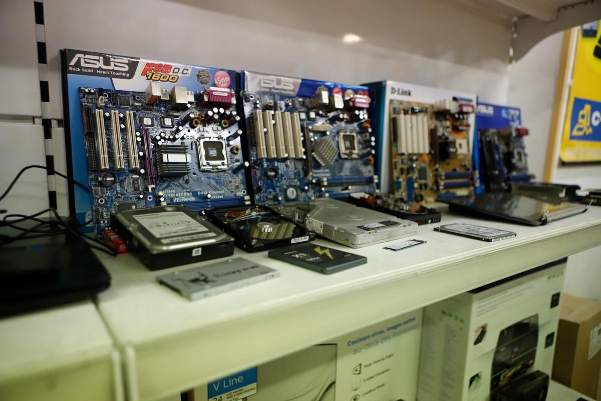 Algunos de los discos duros que colecciona Aliaga en su tienda.