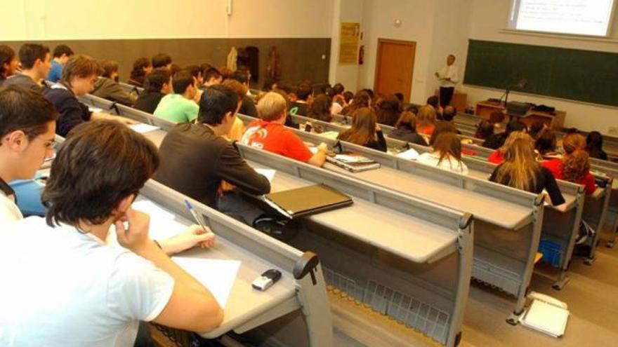 Alumnos en una clase de la facultad de Económicas de A Coruña. / fran martínez