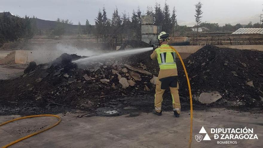 Los bomberos siguen trabajando en la extinción del incendio de Añón