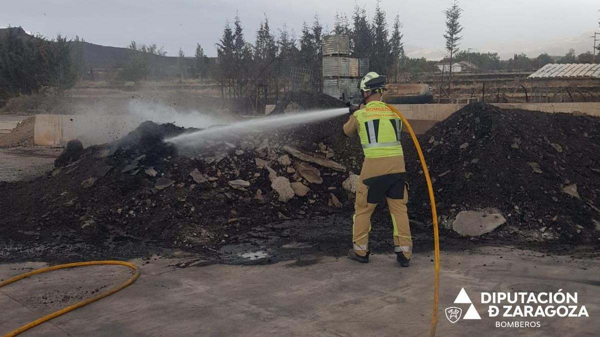 Bomberos de la DPZ refrescan una zona humeante.