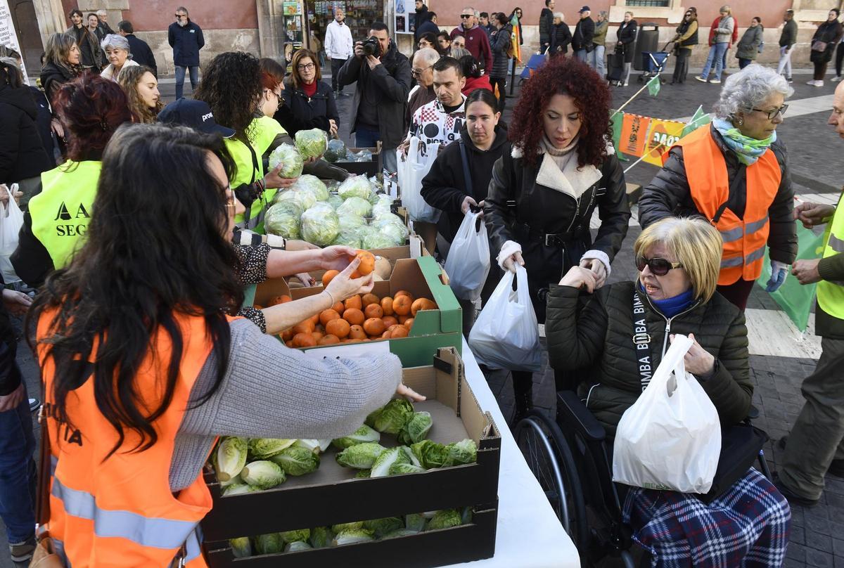 Los vecinos de Murcia agradecieron el reparto de productos agrícolas en la plaza Belluga durante la jornada de protesta de este jueves.