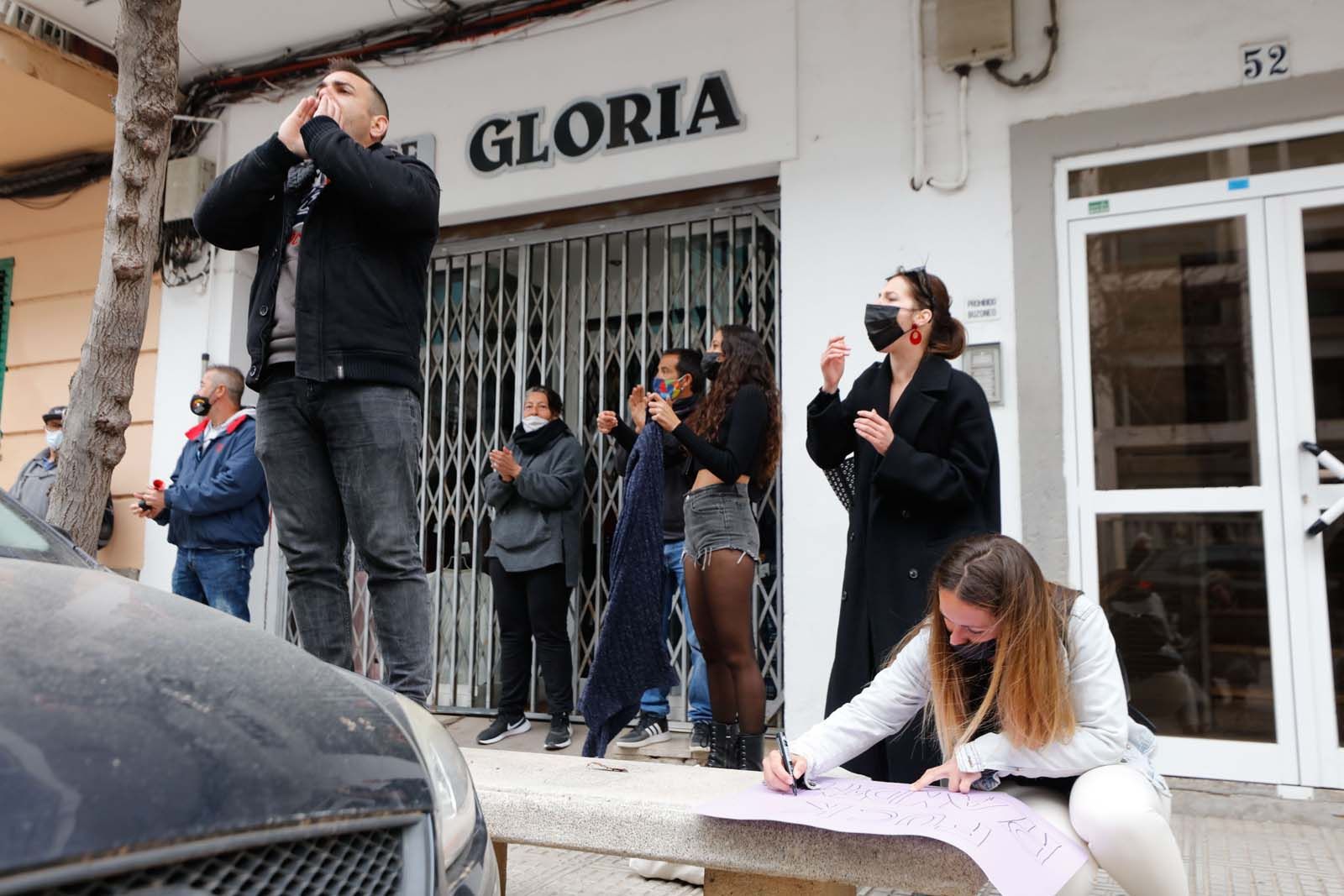 Protesta en Ibiza: "No me podéis cerrar el local y cobrarme el cien por cien de los impuestos"