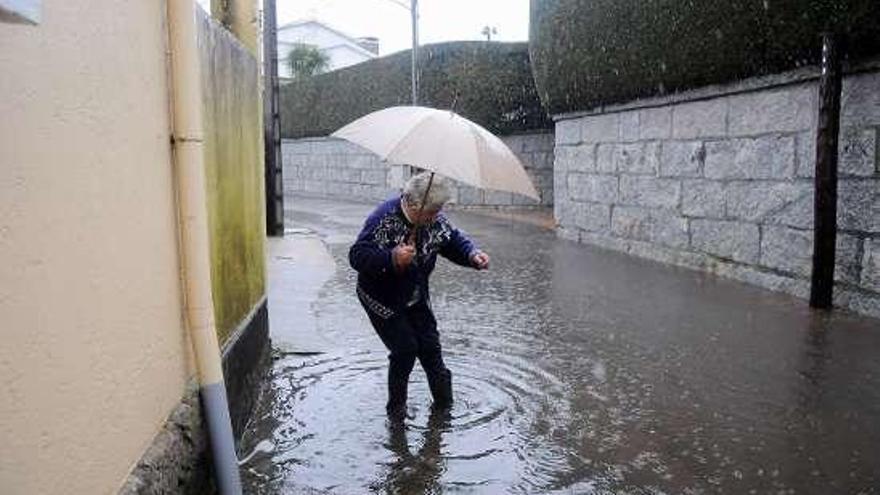 Una mujer intenta transitar por este camino de Lérez.  // G. Santos