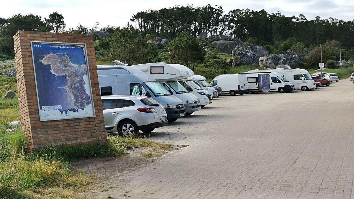 Caravanas estacionadas en el entorno de Cabo Udra.