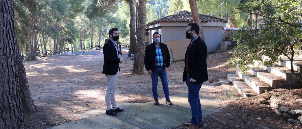 El alcalde de l'Alcora y los concejales de Hacienda y de Naturaleza, en el paraje de San Vicente.