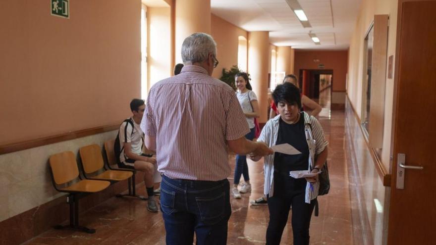 Alumnos a punto de hacer un examen.