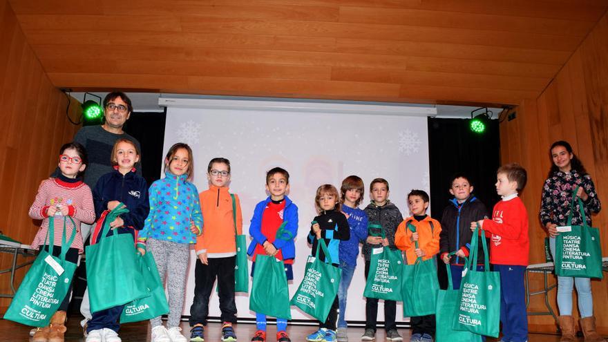 Els xiquets i xiquetes de Vilamarxant feliciten el Nadal amb un concurs de targetes