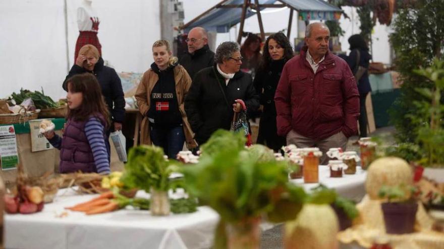 Asistentes, ayer, al mercado de frutas y hortalizas de Piedras Blancas.