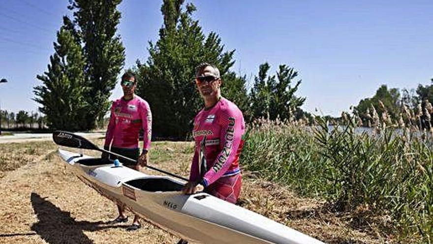 Javier López y Emilio Merchán sostienen su embarcación al finalizar la prueba.