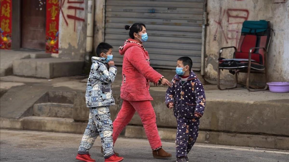 Una familia se protege con máscaras en Wuhan