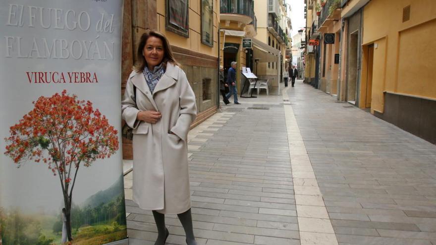 Viruca Yebra, ayer en la calle Beatas, con la portada del libro. gregorio torres