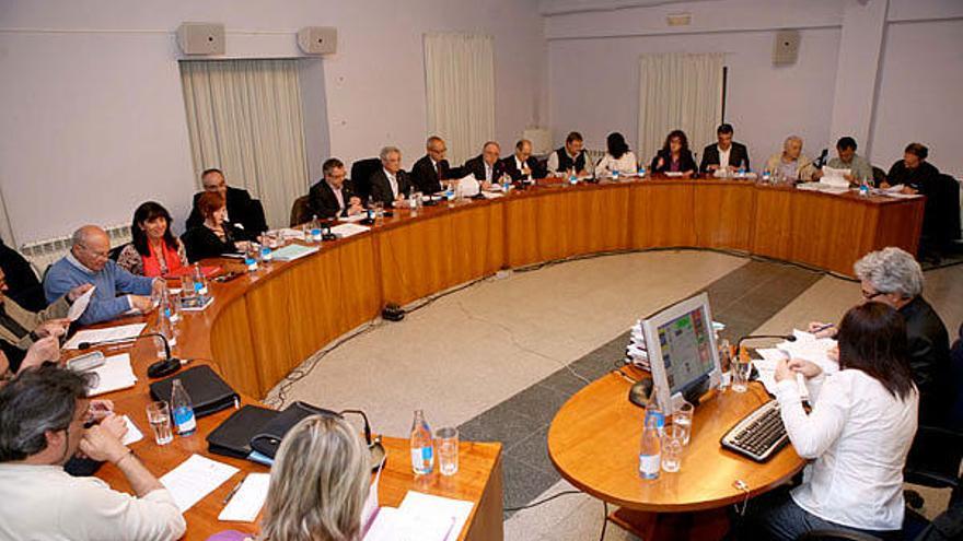 L&#039;actual sala de plens a la Casa del Poble amb els 21 regidors.